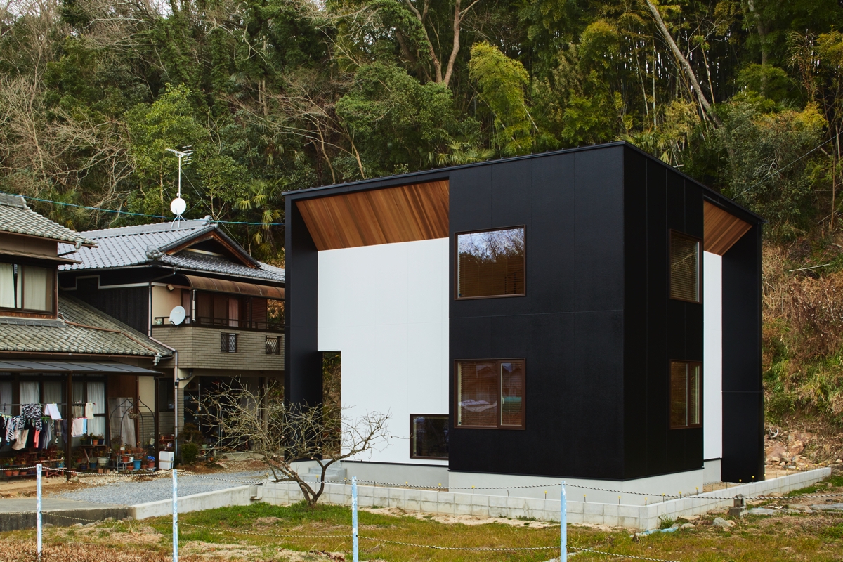 注文住宅〈黒×白のコントラストを愉しみながらシンプルに暮らす家〉