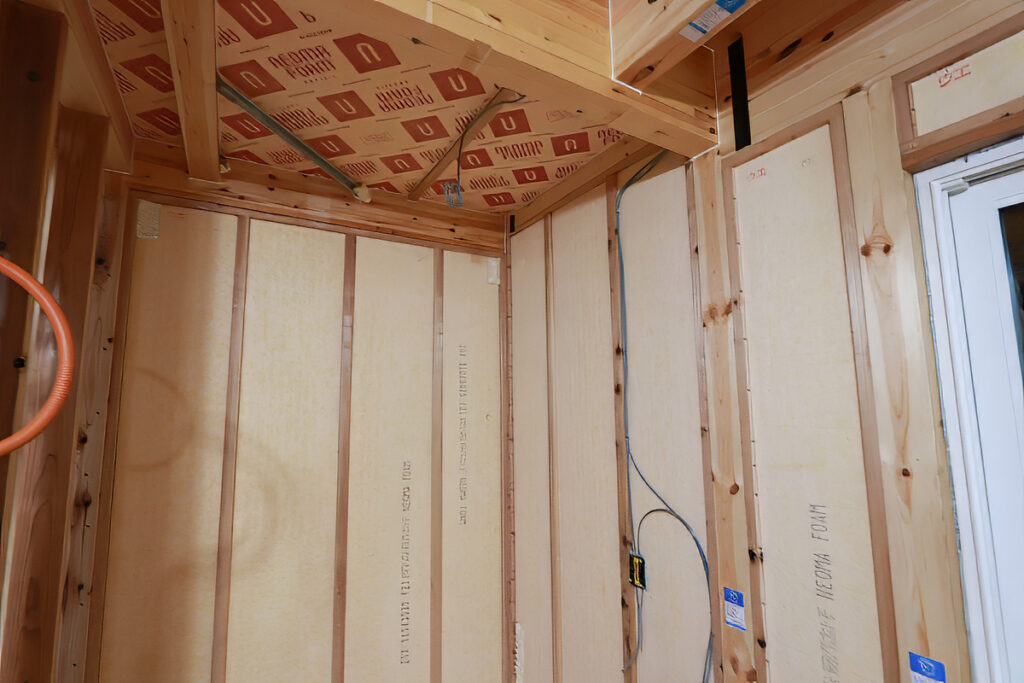 高性能断熱材「ネオマフォーム」が隙間なく施工された、木造住宅の壁面と天井の構造。完成後は見えなくなる部分ですが、冬は暖かく夏は涼しい高気密・高断熱な住まいを支える重要な工程です。