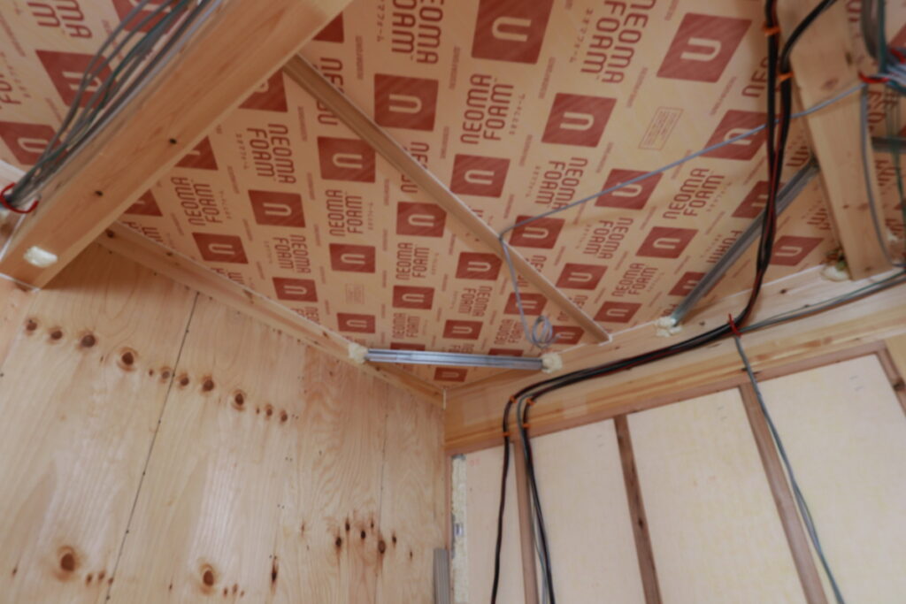 天井面に高性能断熱材のネオマフォームを隙間なく敷き込み、気密性を確保した住宅の構造内部。