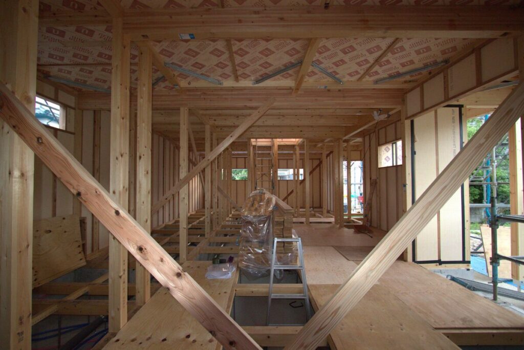 許容応力度計算に基づき、強固な梁や柱が緻密に組み上げられた、高い耐震性能を誇る住宅の構造現場。