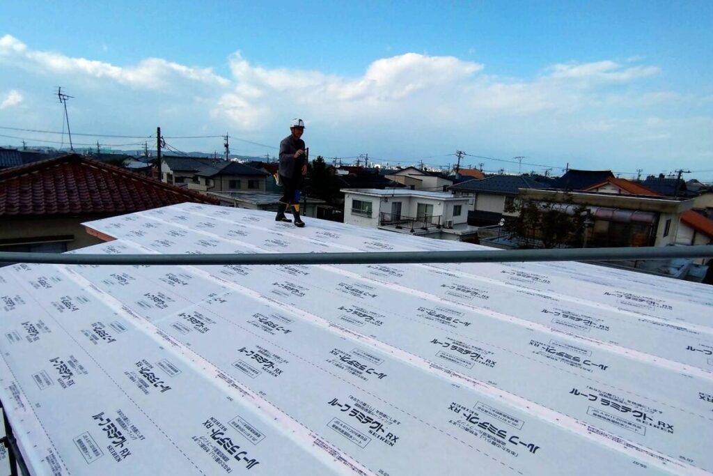 屋根の下地材に遮熱・透湿・防水性能を兼ね備えたルーフラミテクトRXを施工した、上棟後の屋根全景。