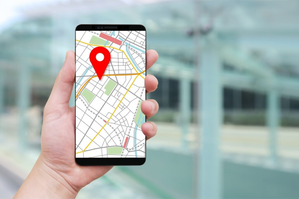 スマートフォンの画面に表示された地図アプリと、目的地を示す赤いピンのイラスト。土地探しや周辺環境の確認をイメージさせる一枚です。