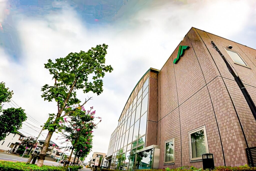 住宅ローンの相談や手続きなどで利用する、タイル貼りの落ち着いた外観が特徴的な金融機関のビル。